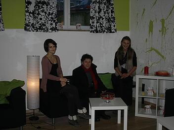Lili Forster (links) und Theresa Wölfel, zwei der 2012er Konfirmanden, zusammen mit Pfarrer Hartmut Braune-Bezold im neugestalteten Jugendraum. Foto: privat