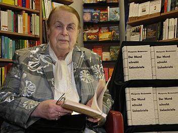 Die Kulmbacher Autorin Margarete Biedermann braucht nicht viele Worte für ihre Botschaft. In 17 Silben kann sie alles sagen. Sie hat sich der Haiku-Dichtung verschrieben. Foto: Sonja Adam