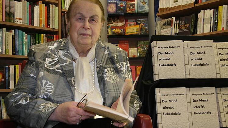 Die Kulmbacher Autorin Margarete Biedermann braucht nicht viele Worte für ihre Botschaft. In 17 Silben kann sie alles sagen. Sie hat sich der Haiku-Dichtung verschrieben. Foto: Sonja Adam