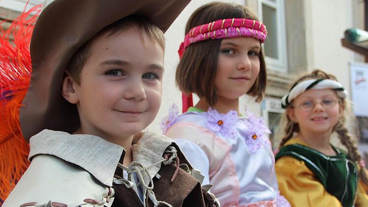 Nick (fünf Jahre), Nele (neun) und Janina (sechs) haben sich mit den Kostümen des Burg- und Heimatvereins Altenstein schick gemacht. Foto: Eckehard Kiesewetter