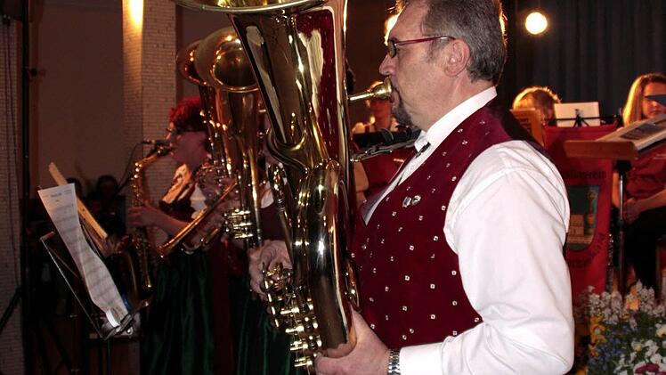 Blasmusik vom Feinsten und mit Musik, der schönsten Sache der Welt zeigte sich am Samstag Abend, dass gerade Blasmusiker Musik in allen möglichen Ausprägungen und Stilrichtungen machen können, hier Ewald Fehn an der großen Tuba.