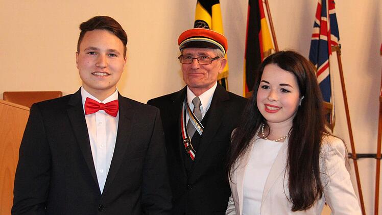 Die Stipendiaten Lukas Ehrlich und Carmen Haake mit dem CC-Amtsleiter für Bildung, Wolf Honigmann.