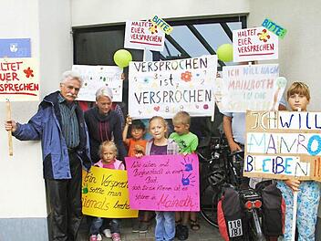 Sie standen im doppelten Sinn im Regen: Die Eltern und Kinder, die für den Erhalt des Schulstandorts in Mainroth kämpfen, demonstrierten vor dem Rathaus. Foto: Gerda Völk