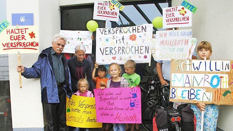 Sie standen im doppelten Sinn im Regen: Die Eltern und Kinder, die für den Erhalt des Schulstandorts in Mainroth kämpfen, demonstrierten vor dem Rathaus. Foto: Gerda Völk