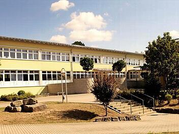 Das Schulgebäude in Ebelsbach: Es bietet ausreichend Platz, hat aber immer weniger Schüler. Mittelschüler gehen mittlerweile in Eltmann zum Unterricht, und Grundschüler sind noch für ein Schuljahr in Stettfeld. Wie geht es weiter mit der Schule in Ebelsbach?  Foto: Günther Geiling