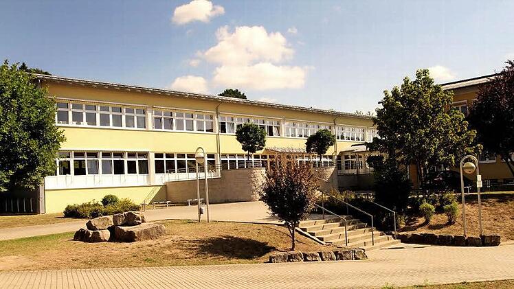 Das Schulgebäude in Ebelsbach: Es bietet ausreichend Platz, hat aber immer weniger Schüler. Mittelschüler gehen mittlerweile in Eltmann zum Unterricht, und Grundschüler sind noch für ein Schuljahr in Stettfeld. Wie geht es weiter mit der Schule in Ebelsbach?  Foto: Günther Geiling