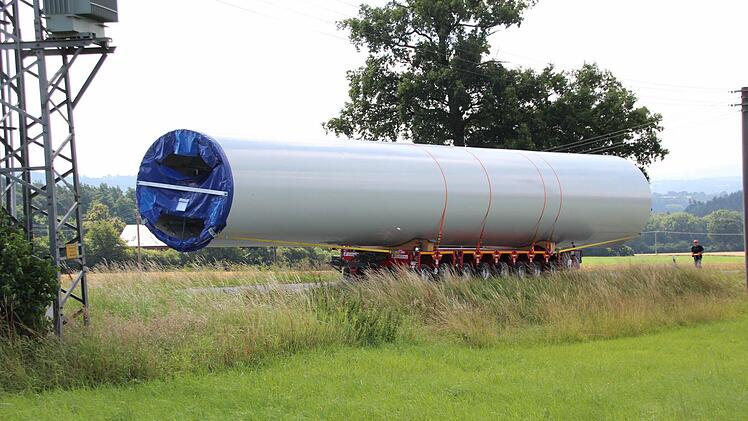 Der Schwertransport auf der Straße  Foto: Friedwald Schedel