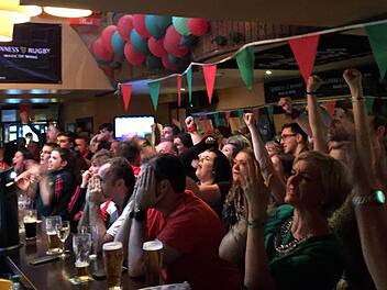 Im Pub in Castlebar wich die Begeisterung nach und nach Skepsis, und Verzweiflung. Foto: Johanna Blum