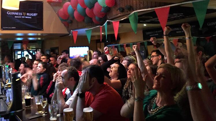 Im Pub in Castlebar wich die Begeisterung nach und nach Skepsis, und Verzweiflung. Foto: Johanna Blum