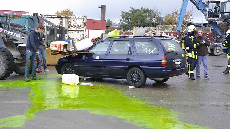 Grüne Brühe - nach Ermittlung der Fachstellen Schweinepest-Erreger - läuft nach dem Unfall über den Wertstoffhof. Foto: Winfried Ehling
