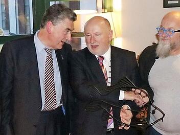 Geschenkübergabe mit Seamus Murphy, Chief Fire Officer, Ratsmitglied Martin McLoughlin, John Condo (Träger der Ehrenspange Höchstadts), Co. Secretary und Chef von Castlebar Municipal District (Stadtoberhaupt) Ratsmitglied Michael Kilcoyne, Künstler Erwin Koch, Johanna Blum, Chairman Castlebar Municipal District und Ratsmitglied Blackie Gavin Fotos: Blum