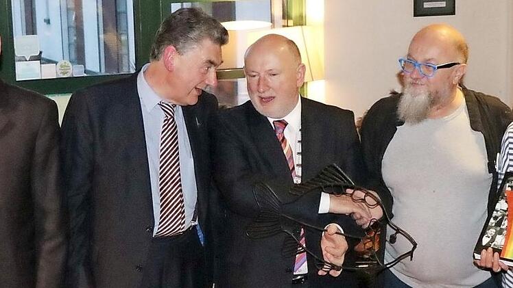 Geschenkübergabe mit Seamus Murphy, Chief Fire Officer, Ratsmitglied Martin McLoughlin, John Condo (Träger der Ehrenspange Höchstadts), Co. Secretary und Chef von Castlebar Municipal District (Stadtoberhaupt) Ratsmitglied Michael Kilcoyne, Künstler Erwin Koch, Johanna Blum, Chairman Castlebar Municipal District und Ratsmitglied Blackie Gavin Fotos: Blum