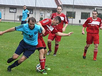 Zwei Tore trug Oerlenbachs Sebastian Dees (links), hier im Duell mit Eltingshausens Roman Altemeier, zum 11:0-Erfolg bei. Foto: Hopf
