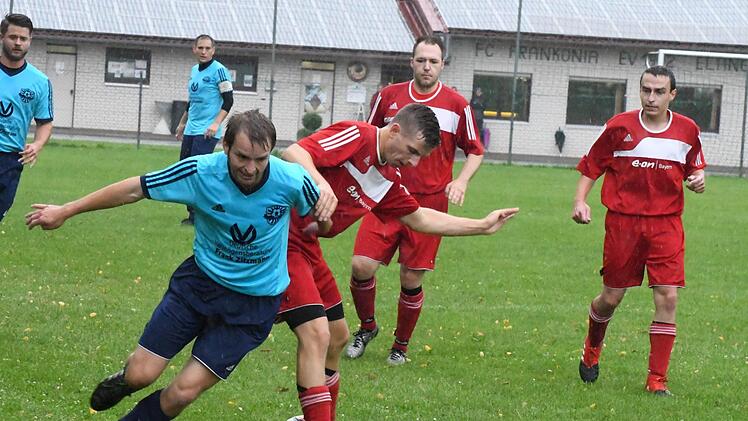 Zwei Tore trug Oerlenbachs Sebastian Dees (links), hier im Duell mit Eltingshausens Roman Altemeier, zum 11:0-Erfolg bei. Foto: Hopf