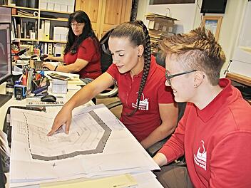 Die jungen Schreinerinnen, Azubi Svenja Hastedt und Gesellin Selina Lassmann (von rechts), besprechen im Büro der Firma einen Plan. Hinten Chefin Marianne Och. Foto: Helmut Will
