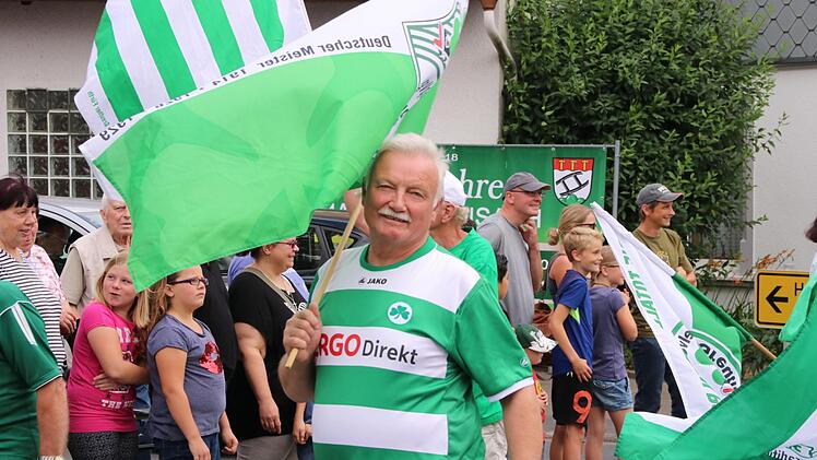 Der Fanclub Greuther Fürth aus Altenstein mit seinem Vorsitzenden Roland HolzheidHelmut Will