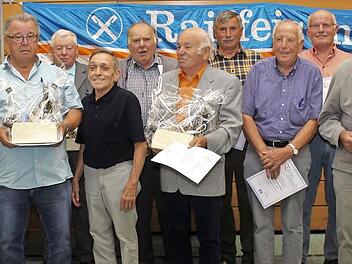 Diese Genossenschaftsmitglieder halten der Raiffeisenbank seit 50 und 60 Jahren die Treue. Im Bild mit den Vorständen Harald Wehner (rechts) und Stefan Gebhardt (Zweiter von links) sowie dem Vorsitzenden des Aufsichtsrats, Friedrich Gleitsmann (links). Gerhard Ley (Sechster von links) wurde für 40 Jahre als Aufsichtsrat geehrt. Foto: Evi Seeger