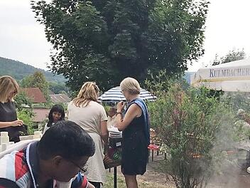 Pater Raja persönlich hat den Kochlöffel geschwungen und in Bad Bocklet sein Spezialgericht für die Gäste im Ort gekocht.  Foto: Sigrid Klemke