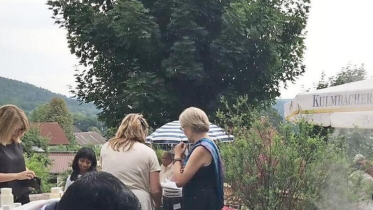 Pater Raja persönlich hat den Kochlöffel geschwungen und in Bad Bocklet sein Spezialgericht für die Gäste im Ort gekocht.  Foto: Sigrid Klemke