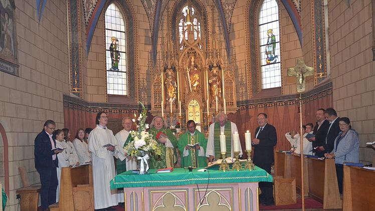 Um den Altar vereint die Geistlichkeit beim Abschiedsgottesdienst für Gemeindereferent Matthias Beck (links). Daneben von links Diakon Wolfgang Fehn, Pater Waldemar Brysch, Pfarrer Hans Michael Dinkel, Pfarrer i.R. Baptist Schaffer und der evangelische Pfarrer Michael Foltin. K.- H. Hofmann