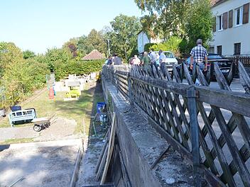 Die Mauer an der Höhnleite ist desolat. Durch das Verfüllen des darunter liegenden Grundstücks soll ein Wendehammer entstehen. Rainer Lutz