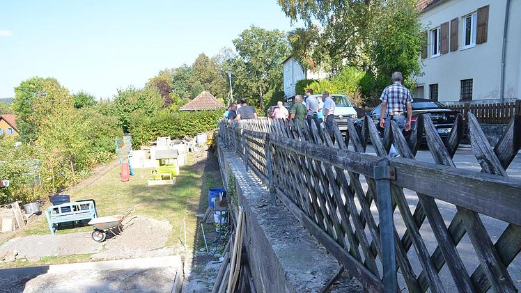 Die Mauer an der Höhnleite ist desolat. Durch das Verfüllen des darunter liegenden Grundstücks soll ein Wendehammer entstehen. Rainer Lutz