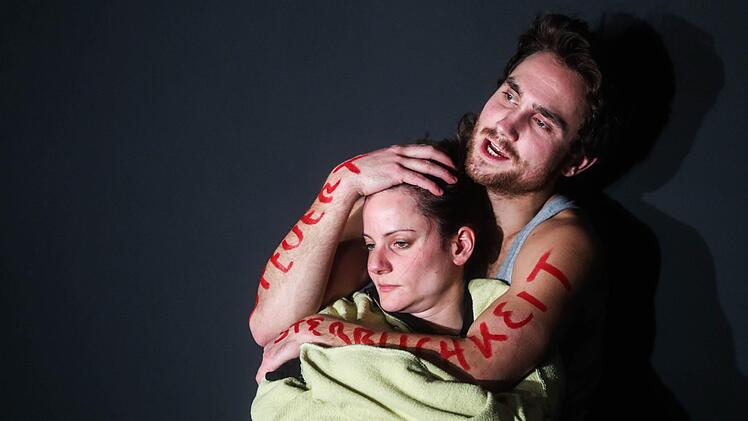 Szene aus "4.48 Psychose" im Coburger Theater in der Reithalle Foto:  Henning Rosenbusch