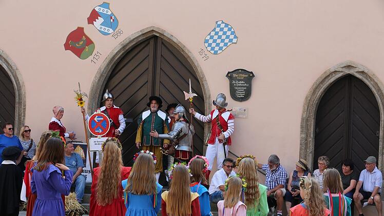 Die Feldkasse wird aus dem Rathaus geholt.  Thomas Malz