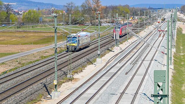 Ende März wurde bei Hallstadt mir der Verlegung der neuen Gleise begonnen. Foto: Deutsche Bahn