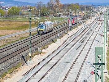 Ende März wurde bei Hallstadt mir der Verlegung der neuen Gleise begonnen. Foto: Deutsche Bahn