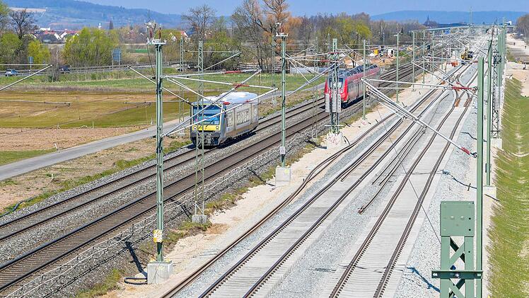 Ende März wurde bei Hallstadt mir der Verlegung der neuen Gleise begonnen. Foto: Deutsche Bahn