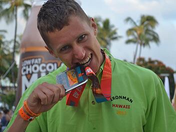Der Großlangheimer Peter Röder hat den Hawaii-Ironman erfolgreich bestritten und präsentiert sich im Shirt des härtesten Triathlons der Welt.  Foto: Röder