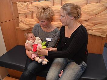 Hanna, hier im Arm von Chefärztin Annett Reinisch, wurde am 21. September in der Frankenwaldklinik geboren. Ihre Mutter Kerstin Walter stammt aus Coburg und wohnt in Bautzen, dennoch zog sie es vor, ihre Tochter in der Frankenwaldklinik zur Welt zu bringen. "Hier habe ich ganzheitlichen Service schon vor der Geburt, während der Geburt und auch noch nach der Geburt", sagt sie. Foto: K.-H. Hofmann