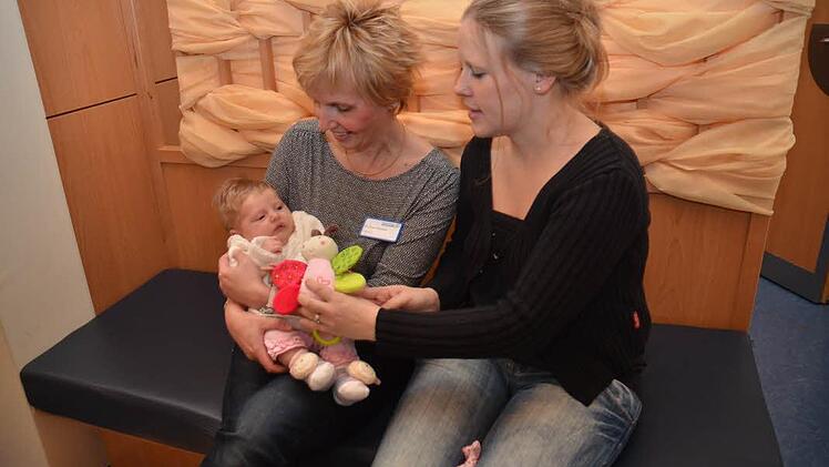 Hanna, hier im Arm von Chefärztin Annett Reinisch, wurde am 21. September in der Frankenwaldklinik geboren. Ihre Mutter Kerstin Walter stammt aus Coburg und wohnt in Bautzen, dennoch zog sie es vor, ihre Tochter in der Frankenwaldklinik zur Welt zu bringen. "Hier habe ich ganzheitlichen Service schon vor der Geburt, während der Geburt und auch noch nach der Geburt", sagt sie. Foto: K.-H. Hofmann