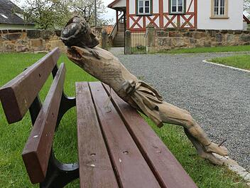 Hat seinen Platz in der Gärtenrother Kirchengemeinde noch nicht wiedergefunden: der beschädigte Christus-Torso, den Pfarrer Raimund Pretzer auf dem Dachboden entdeckt und vorübergehend im aufwendig renovierten Pfarrhaus aufbewahrt hat. Fotos: Barbara Herbst