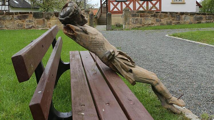 Hat seinen Platz in der Gärtenrother Kirchengemeinde noch nicht wiedergefunden: der beschädigte Christus-Torso, den Pfarrer Raimund Pretzer auf dem Dachboden entdeckt und vorübergehend im aufwendig renovierten Pfarrhaus aufbewahrt hat. Fotos: Barbara Herbst