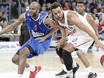 Elias Harris hat aufgepasst und steht im Passweg, sodass der Ball den ehemaligen Bamberger Sharrod Ford (l.) nicht erreicht. Fotos: sportpress