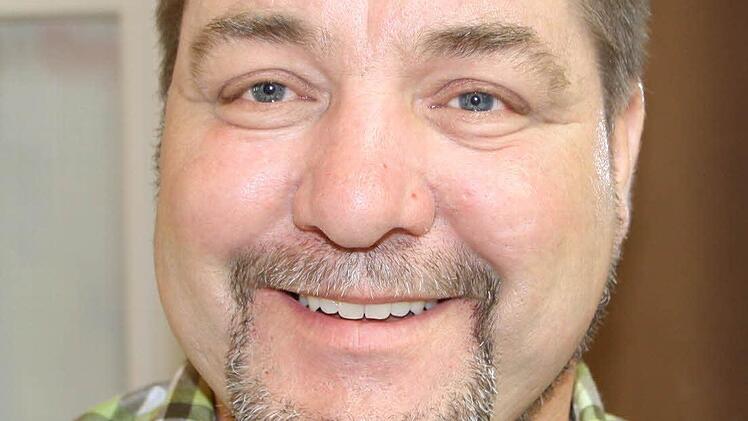 "Ich bin zum ersten Mal in Bad Kissingen, aber ich würde jederzeit wieder kommen", blickt Helge Hildebrandt aus Siegburg bei Bonn auf seine bislang dreiwöchige Reha zurück. Dass auch noch die Gesundheitstage in diese Zeit fallen, empfindet er als echten Glücksfall. Von der Messe in der Wandelhalle bis zu den alternativen Behandlungsmethoden im Arkadenbau hat er sich über viele medizinische Themen informiert. Foto: Ralf Ruppert