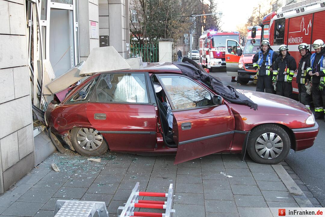 Auto kracht rückwärts in Reformhaus