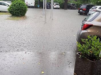 Die Wassermassen machen sich auf dem Parkplatz des Achat-Plaza-Hotels breit. Foto: privat