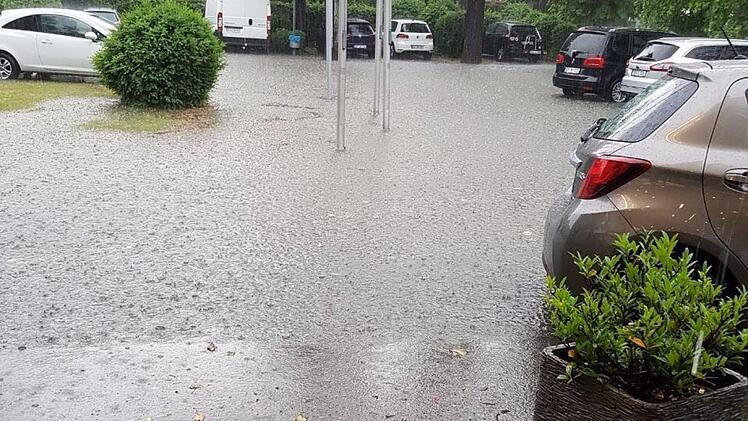 Die Wassermassen machen sich auf dem Parkplatz des Achat-Plaza-Hotels breit. Foto: privat