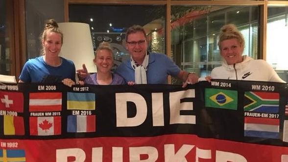 Edmund Kainer (3.v.l.) mit den englischen Nationalspielerinnen Karen Bardsley (Tor), Laura Basset und Alex Greenwood (v.l.).