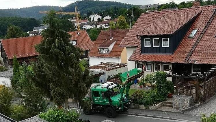 Die Polizei durchsuchte am Dienstag das Anwesen im Stadtteil Weiher. Auch ein Bagger war im Einsatz. Foto: Radio Plassenburg