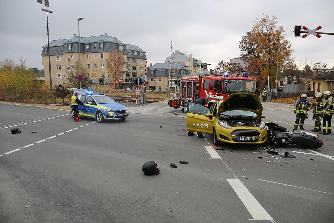 Vier Personen nach Kreuzungsunfall verletzt