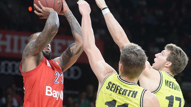 Derrick Williams gegen Andreas Seiferth und Lukas Meisner. Foto: Peter Mularczyk