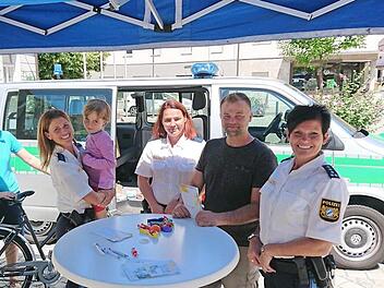 Die Polizeibeamtinnen Michaela Rosenthal, Stefanie Meier und Sabine Röhrer (in Weiß von links) diskutierten auf dem Marktplatz mit Bürgern in erster Linie über das Thema Verkehrssicherheit.  Foto: Andreas Dorsch