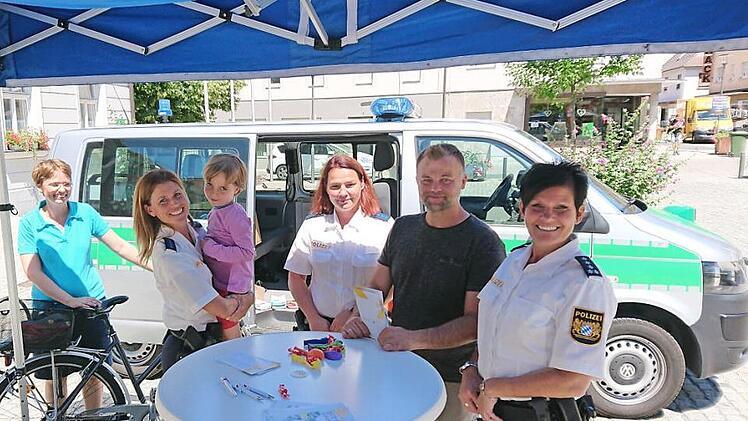 Die Polizeibeamtinnen Michaela Rosenthal, Stefanie Meier und Sabine Röhrer (in Weiß von links) diskutierten auf dem Marktplatz mit Bürgern in erster Linie über das Thema Verkehrssicherheit.  Foto: Andreas Dorsch