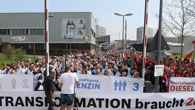 Im April 2019 machten Bosch-Mitarbeiter in Bamberg deutlich, was die Abkehr vom Diesel f&uuml;r sie bedeutet. Allein im Bamberger Bosch-Werk werden derzeit Monat f&uuml;r Monat Stellen abgebaut, wenn auch sozialvertr&auml;glich.  Foto: Barbara Herbst/Archiv