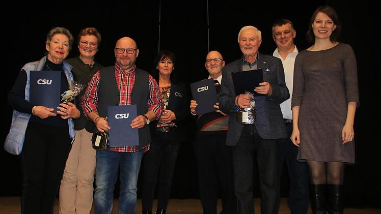 Ortsverbandsvorsitzender Hans Josef Stich (Zweiter von rechts), MdB Emmi Zeulner (rechts) und MdEP Monika Hohlmeier (Zweite von links) zeichneten langjährige CSU-Mitglieder aus (von links): Elisabeth Kermas Georg Geldner, Gisela Jäger, Herbert Haar (40 Jahre) und Alfred Hornung (50 Jahre). Foto: Matthias Einwag