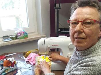 Bärbel Kachler aus Horbach an der Nähmaschine.privat
